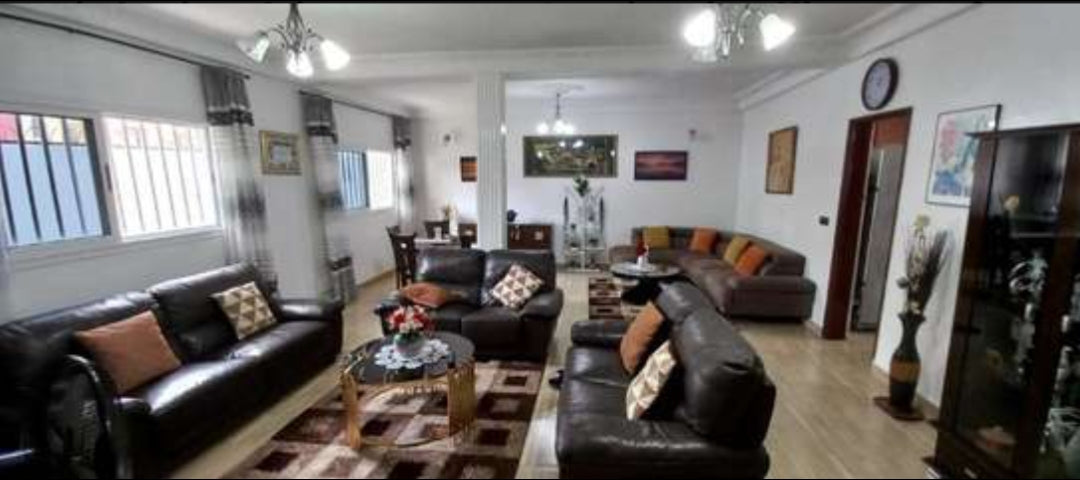 Cité Air Afrique – Nord Foire (Yoff)
 Derrière la maison de Wally Seck
Superficie : 300 m2