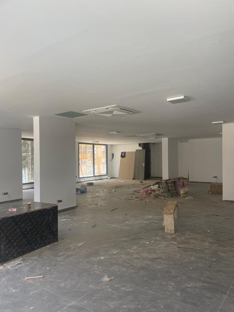 Salam aleykoum,
Opportunité rare à saisir à Cité Keur Gorgui 
Immeuble Almakhtoum R+12 composé de :
• RDC + mezzanine
• 11 niveaux de plateaux de bureaux d’environ 500 m2 par étage
• Chaque pallier dispose de salles d’eau et d’une kitchenette
• Penthouse