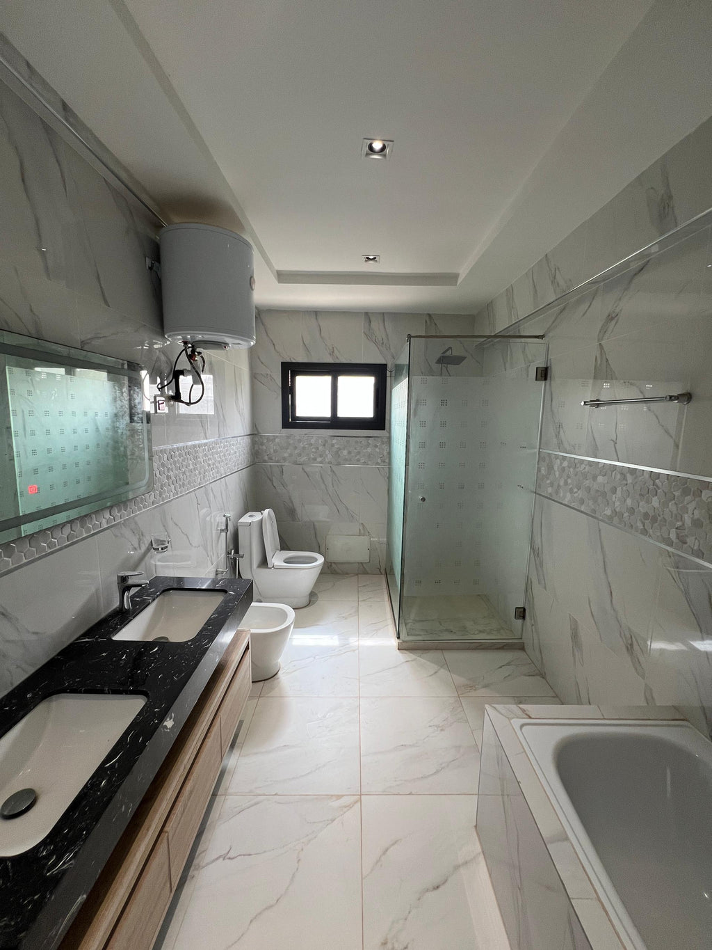 Résidence California – Immeuble R+5 (Aux Almadies) Vente exclusive de l’immeuble entier
	•	Prix : 5Milliards