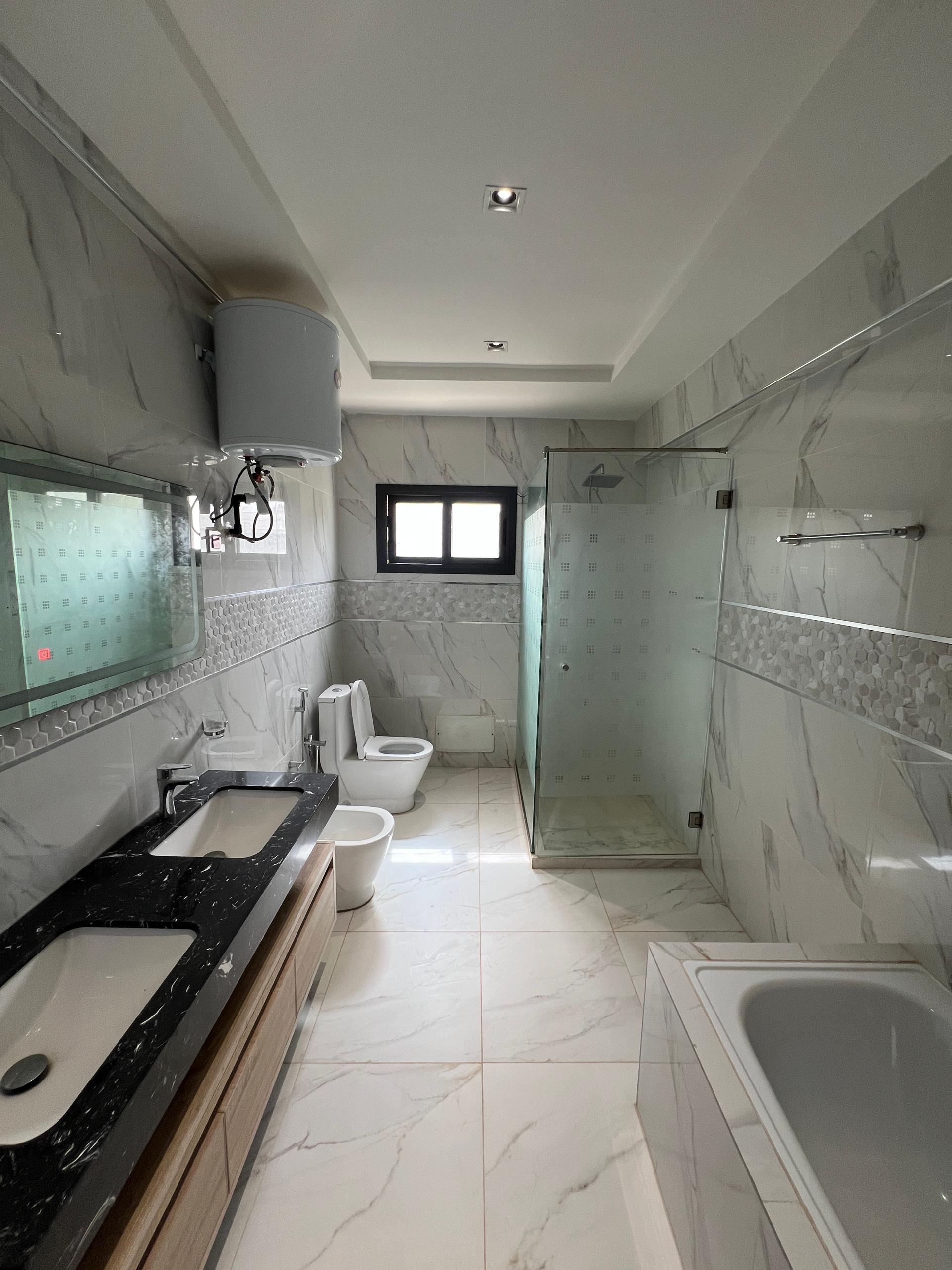 Résidence California – Immeuble R+5 (Aux Almadies) Vente exclusive de l’immeuble entier
	•	Prix : 5Milliards