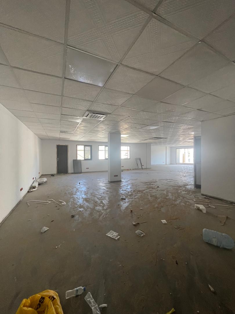 Salam aleykoum,
Opportunité rare à saisir à Cité Keur Gorgui 
Immeuble Almakhtoum R+12 composé de :
• RDC + mezzanine
• 11 niveaux de plateaux de bureaux d’environ 500 m2 par étage
• Chaque pallier dispose de salles d’eau et d’une kitchenette
• Penthouse