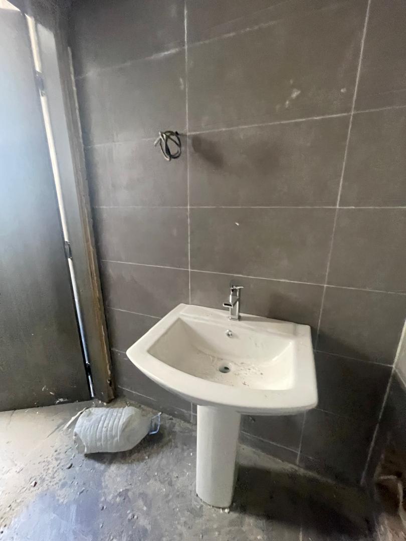 Salam aleykoum,
Opportunité rare à saisir à Cité Keur Gorgui 
Immeuble Almakhtoum R+12 composé de :
• RDC + mezzanine
• 11 niveaux de plateaux de bureaux d’environ 500 m2 par étage
• Chaque pallier dispose de salles d’eau et d’une kitchenette
• Penthouse