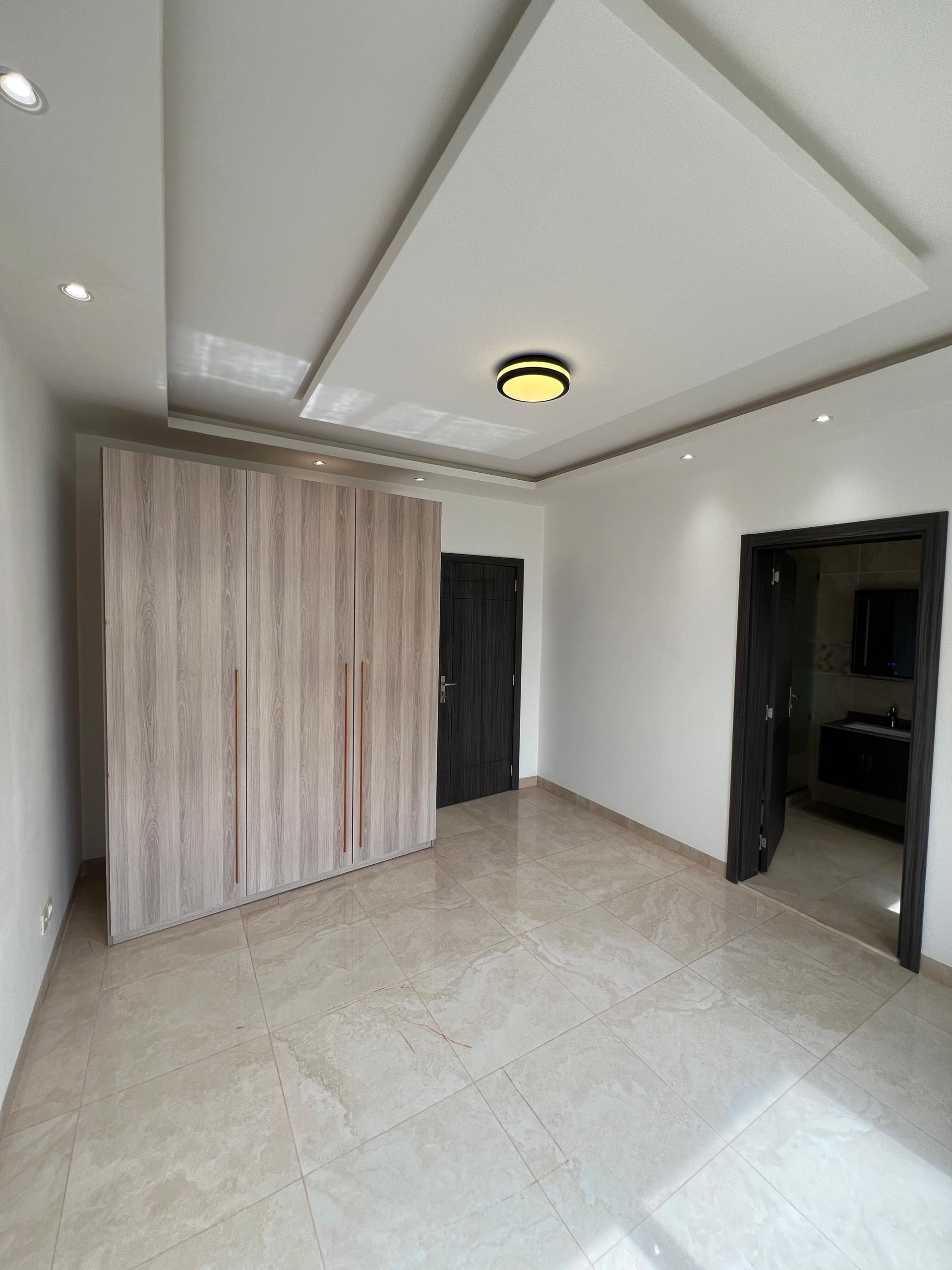 Résidence California – Immeuble R+5 (Aux Almadies) Vente exclusive de l’immeuble entier
	•	Prix : 5Milliards