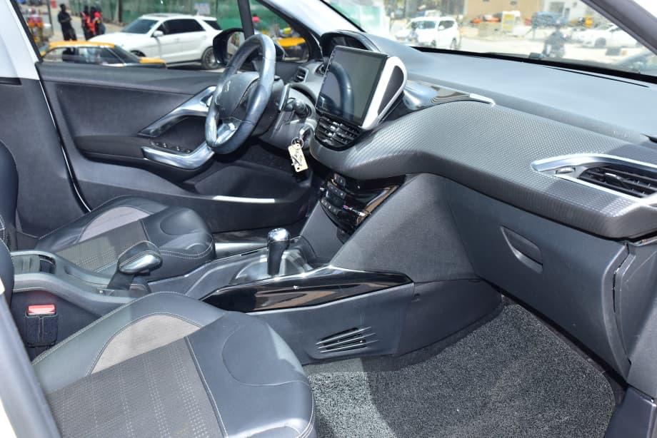 🔘 Marque Peugeot 
🔘modèle 2008
🔘Année 2017
Kilomètres 125461
🔘Transmission Automatique 
🔘Carburant Diesel ⛽️ 
Moteur 4cylindres  DV6C
Caméra de recul redar avant arrière salon intérieur cuir 
Climatisation bizone, mode eco 
commande au volant, siège