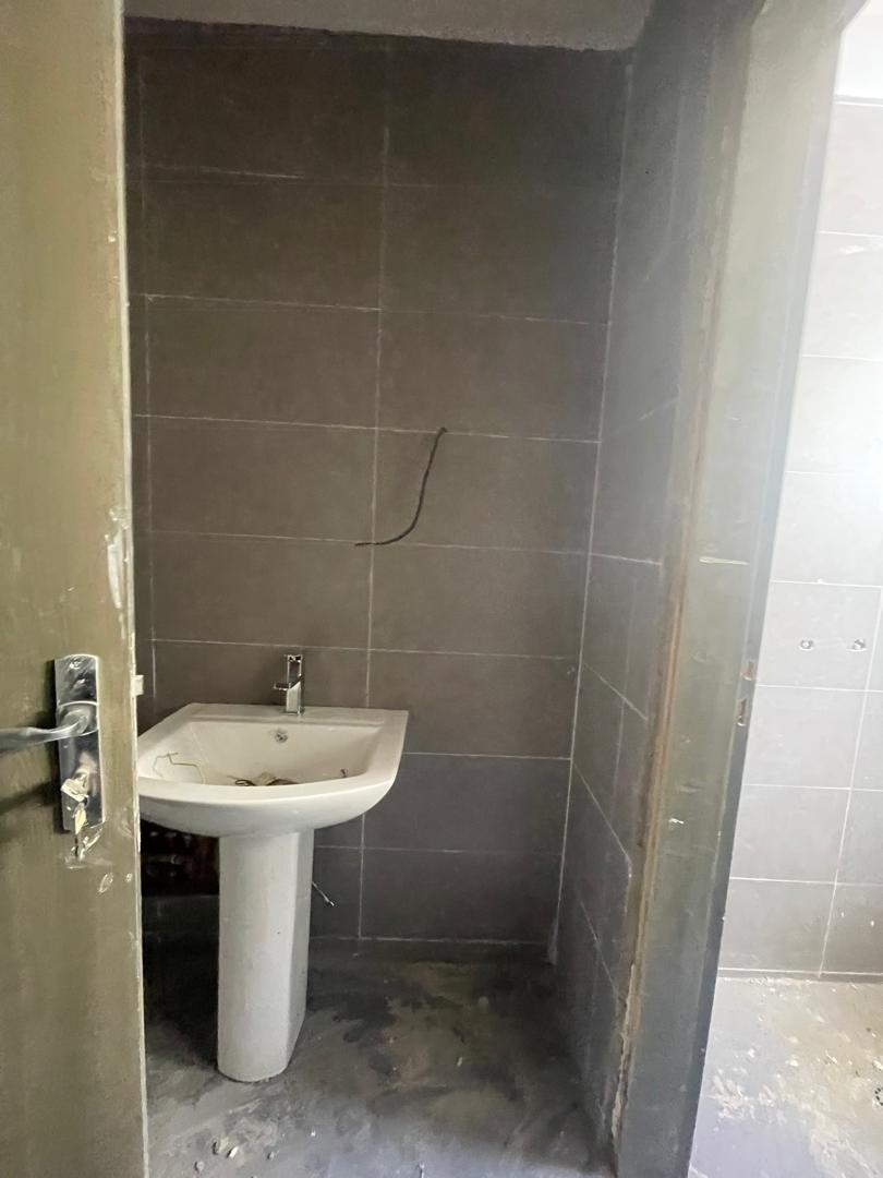 Salam aleykoum,
Opportunité rare à saisir à Cité Keur Gorgui 
Immeuble Almakhtoum R+12 composé de :
• RDC + mezzanine
• 11 niveaux de plateaux de bureaux d’environ 500 m2 par étage
• Chaque pallier dispose de salles d’eau et d’une kitchenette
• Penthouse