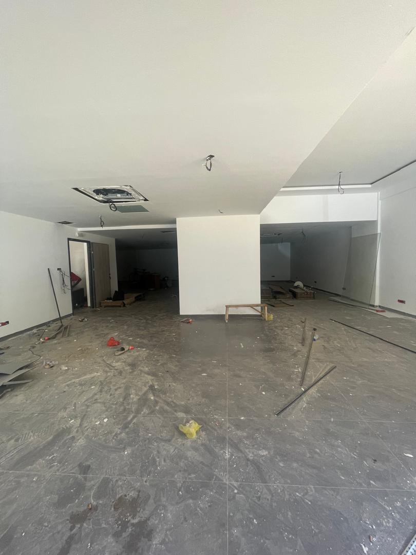 Salam aleykoum,
Opportunité rare à saisir à Cité Keur Gorgui 
Immeuble Almakhtoum R+12 composé de :
• RDC + mezzanine
• 11 niveaux de plateaux de bureaux d’environ 500 m2 par étage
• Chaque pallier dispose de salles d’eau et d’une kitchenette
• Penthouse