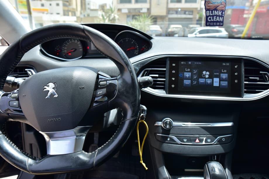 🔘 Marque Peugeot 
🔘modèle 308 t9
🔘Année 2017

🔘Transmission Manuelle 
🔘Carburant Diesel ⛽️ 
Moteur 4cylindres  DV6C
Caméra de recul redar avant arrière salon intérieur  tissu 
Climatisation bizone, mode eco 
commande au volant, siège avec chauffage