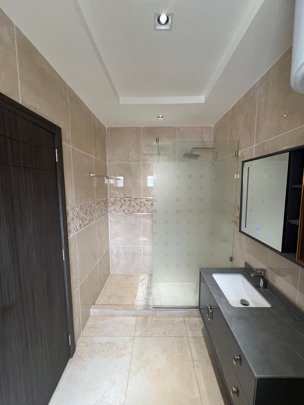Résidence California – Immeuble R+5 (Aux Almadies) Vente exclusive de l’immeuble entier
	•	Prix : 5Milliards