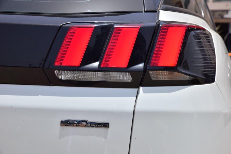 🔘 Marque Peugeot 
🔘modèle 3008,GT line 
🔘Année 2018
Kilomètres 148138
🔘Transmission Automatique 
🔘Carburant Diesel ⛽️ 
Moteur 4cylindres  DV6C
Caméra de recul redar avant arrière salon intérieur cuir et tissu toit panoramique 
Climatisation bizone, m