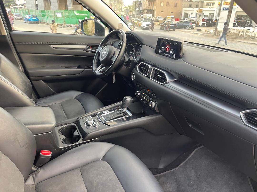 🔘 Marque Mazda 
🔘modèle CX5 
🔘Année 2017
Kilomètres 107293
🔘Transmission Automatique 
🔘Carburant essence ⛽️ 
Moteur 4cylindres  version 4x4 full option 
Caméra de recul redar avant arrière salon intérieur cuir dint glace 
Climatisation bizone, mode e
