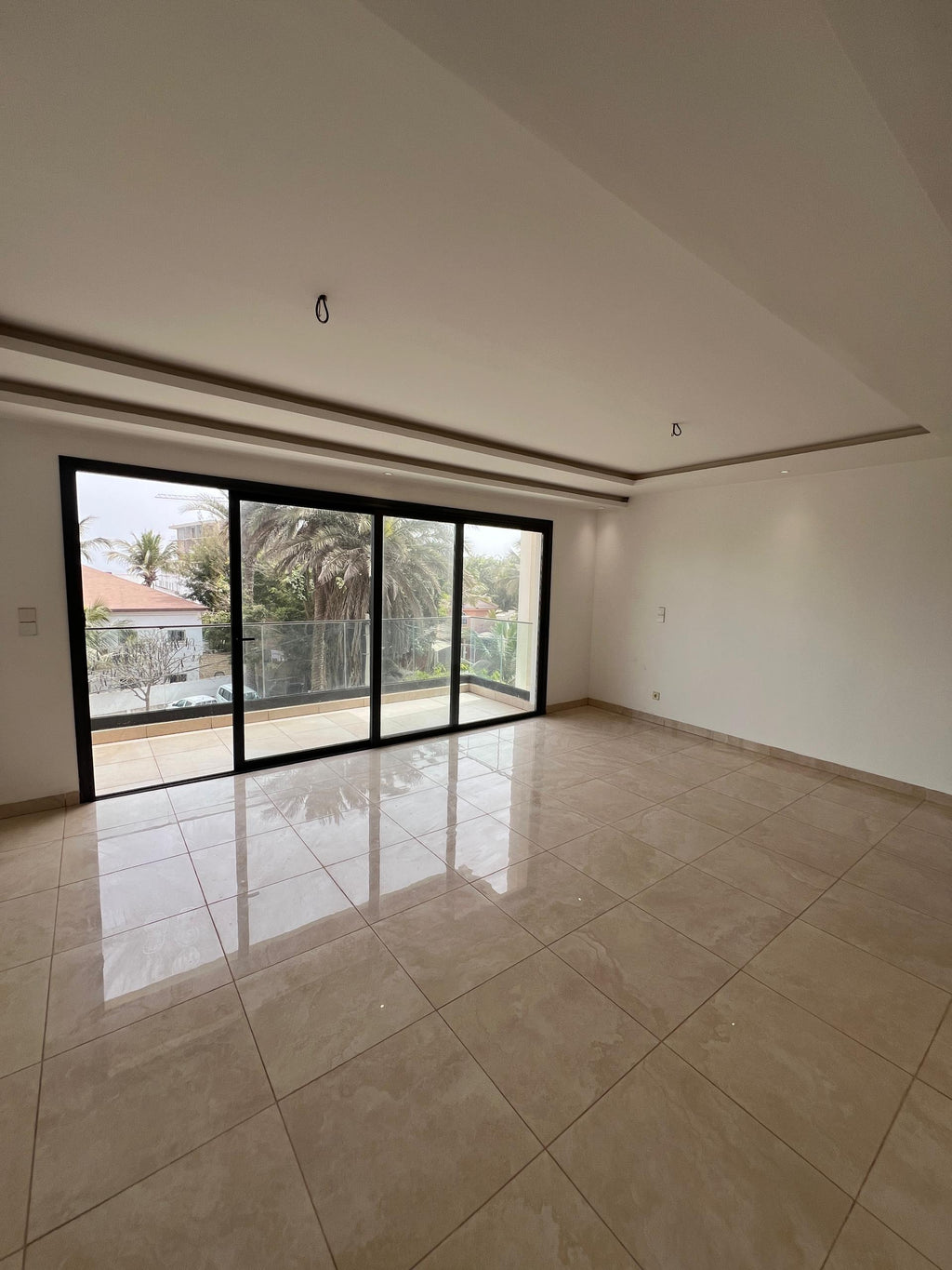 Résidence California – Immeuble R+5 (Aux Almadies) Vente exclusive de l’immeuble entier
	•	Prix : 5Milliards