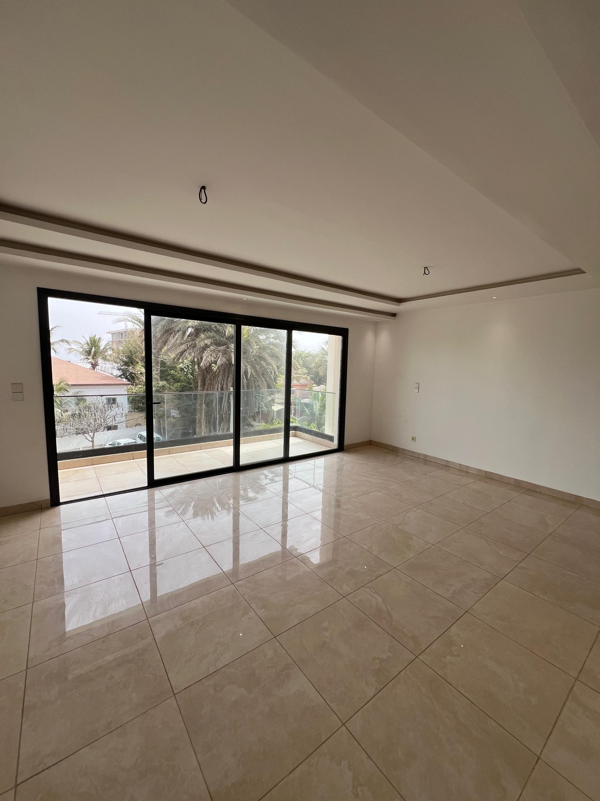 Résidence California – Immeuble R+5 (Aux Almadies) Vente exclusive de l’immeuble entier
	•	Prix : 5Milliards