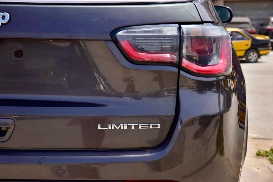 🔘 Marque JEEP 
🔘modèle Compass 
🔘Année 2017
Limited 
🔘Transmission Automatique 
🔘Carburant Diesel ⛽️ 
Moteur 4cylindres  
Caméra de recul redar avant arrière salon intérieur cuir full options toit ouvrant 
Climatisation bizone, mode eco 
commande au