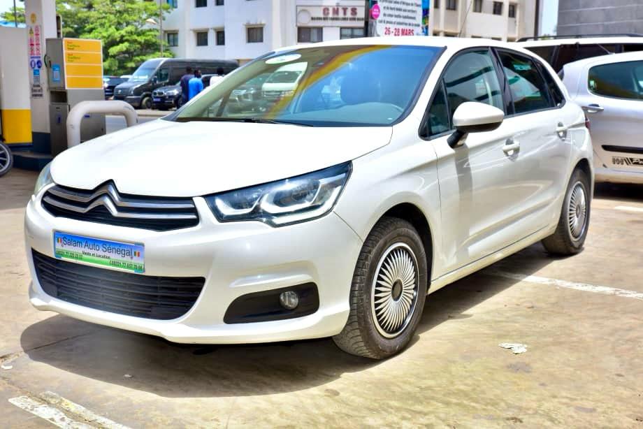 🔘 Marque Citroën 
🔘modèle C4
🔘Année 2018
🔘Transmission manuel 
🔘Carburant diesel ⛽️ 
Moteur 4cylindres boîte intelligent 
Caméra de recul redar avant arrière salon tissu perforé 
Climatisation bizone, mode eco 
commande au volant, siège avec chauffag